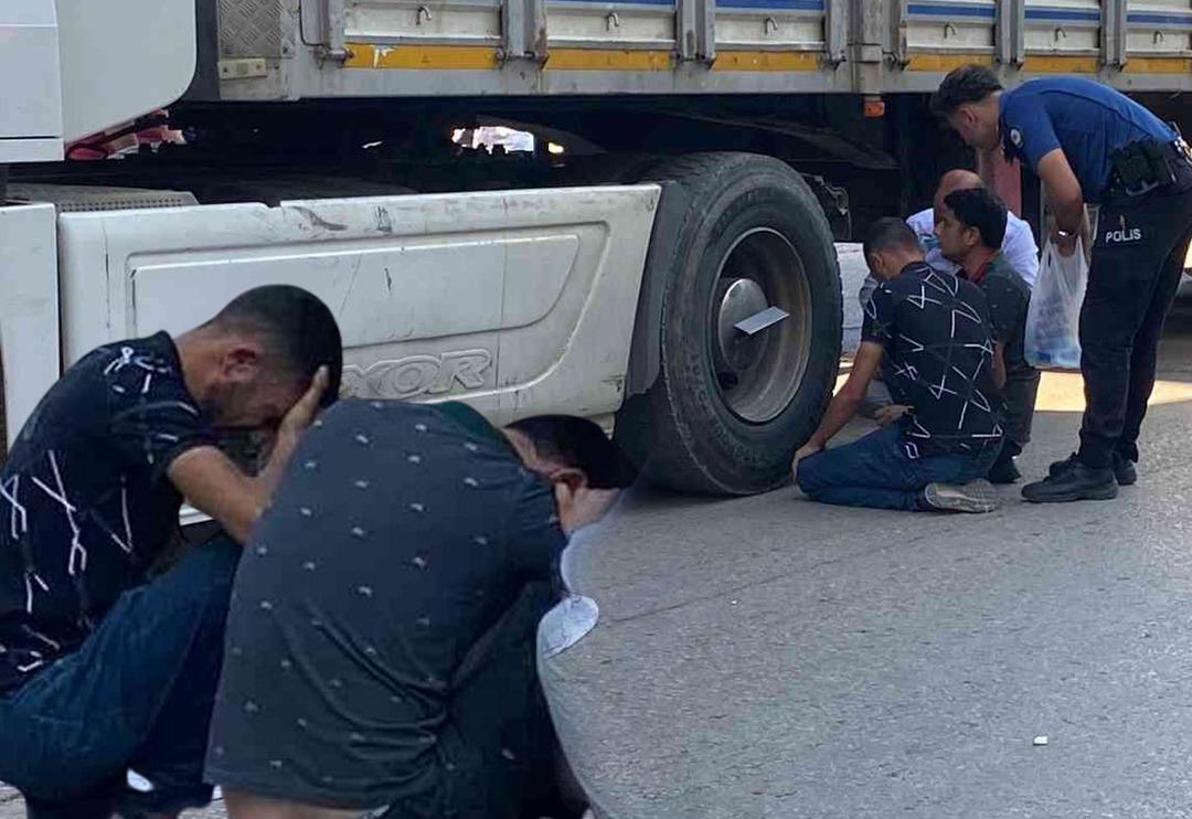 TIR'ın altına bakınca yıkıldılar! Kahreden kaza ve sonrasında yaşananlar y&uuml;rek yaktı
