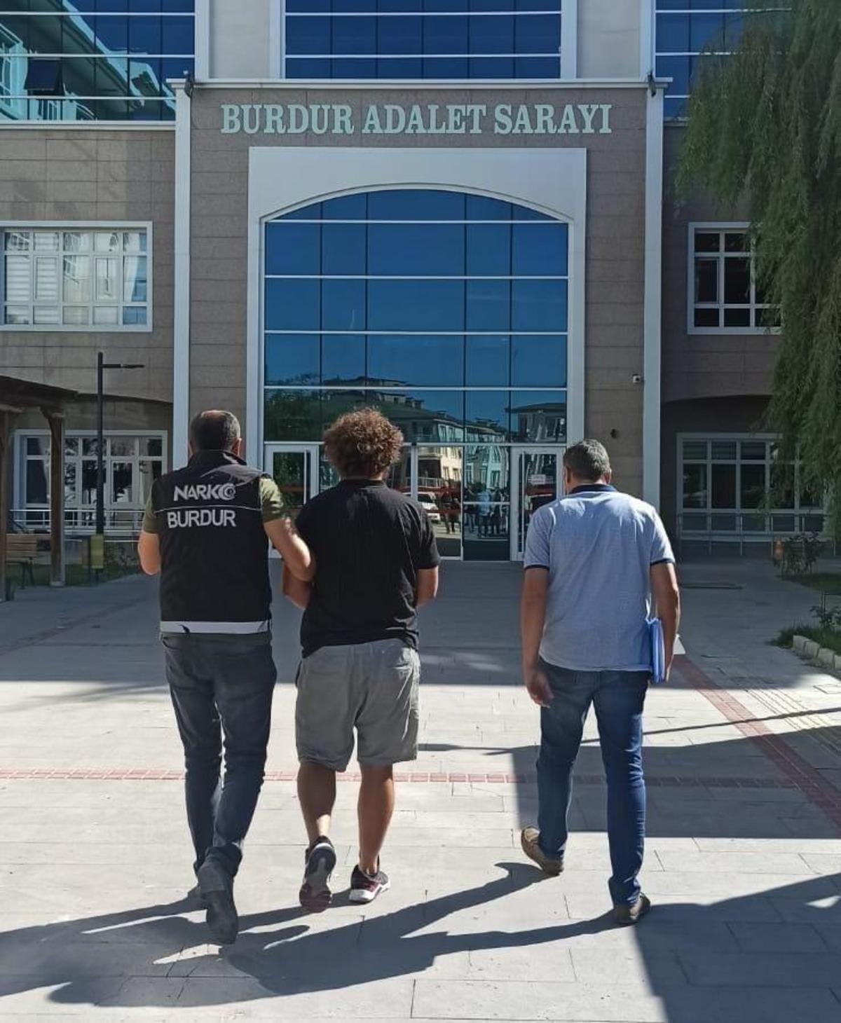 Burdur'da uyuşturucu operasyonlarında yakalanan 4 zanlıdan biri tutuklandı