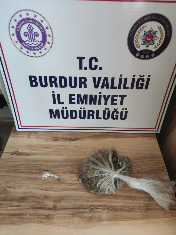 Burdur'da uyuşturucu operasyonlarında yakalanan 4 zanlıdan biri tutuklandı G3