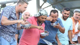 Gram altın için böyle yarıştılar! 1,5 kilo balı saniyeler içinde bitirdi: İlginç görüntüler...