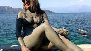 Survivor Seda Aktuğlu çamur banyosu yaptı! Baştan aşağı çamura bulandı...