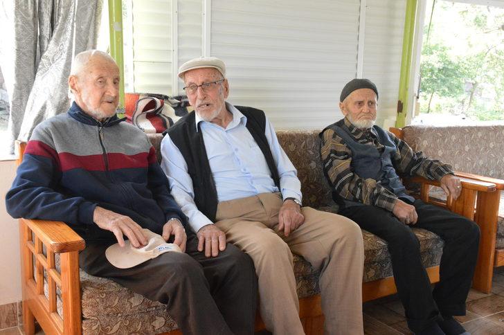 Bir asrı deviren asker arkadaşları, 70 yıl sonra özlem giderdi G1