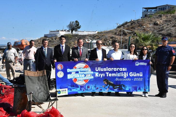 Bozcaada'da denizden 40 çuval çöp çıkarıldı G3