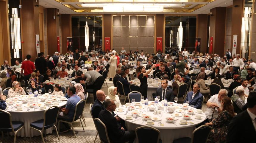 Diyarbakır'da valilik tarafından şehit aileleri ve gaziler onuruna yemek verildi
