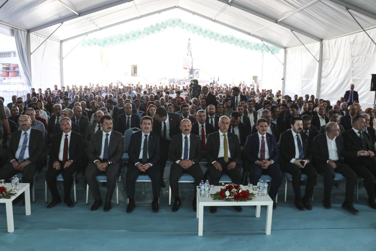 Tarım ve Orman Bakanı Vahit Kirişci, Diyadin'deki temel atma t&ouml;reninde konuştu: