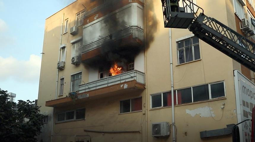 Sinir krizi geçiren kadın önce eşyaları aşağıya attı, sonra balkonu yaktı!