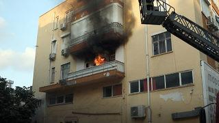 Sinir krizi geçiren kadın önce eşyaları aşağıya attı, sonra balkonu yaktı!