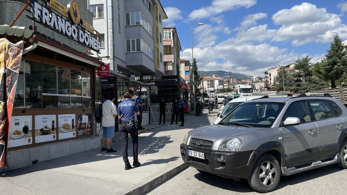 Karab&uuml;k'te ara&ccedil; park yeri kavgasında bir esnaf silahla yaralandı