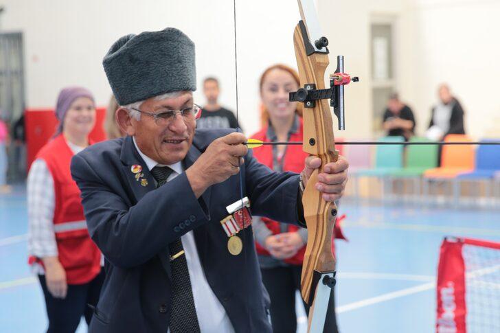 Bolu'da düzenlenen Gaziler Günü etkinliğinde gaziler ok attı G1