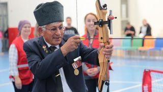 Bolu'da düzenlenen Gaziler Günü etkinliğinde gaziler ok attı