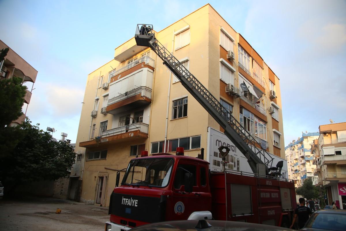 Antalya'da bir kadın eşyaları balkondan attıktan sonra evini yaktı