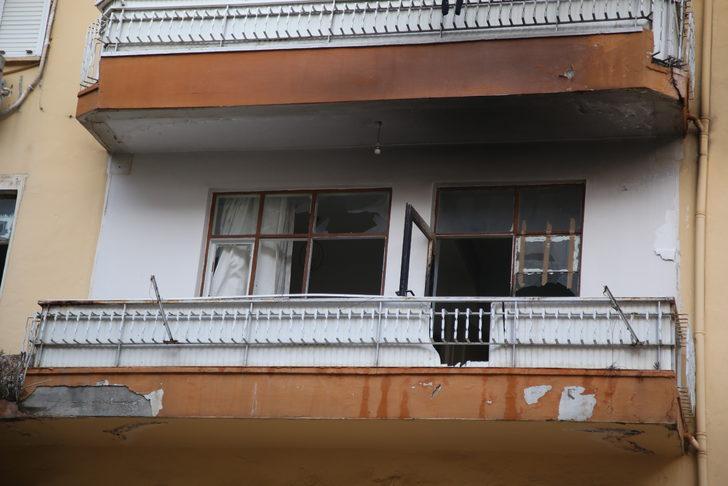 Antalya'da bir kadın eşyaları balkondan attıktan sonra evini yaktı G2