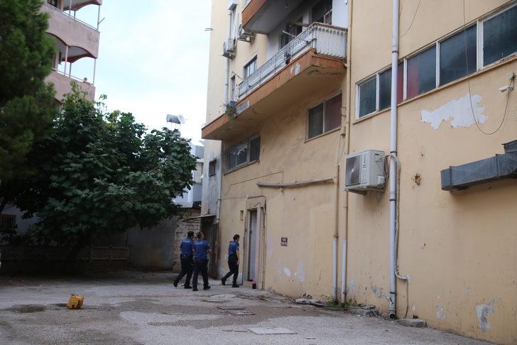 Antalya'da bir kadın eşyaları balkondan attıktan sonra evini yaktı G4