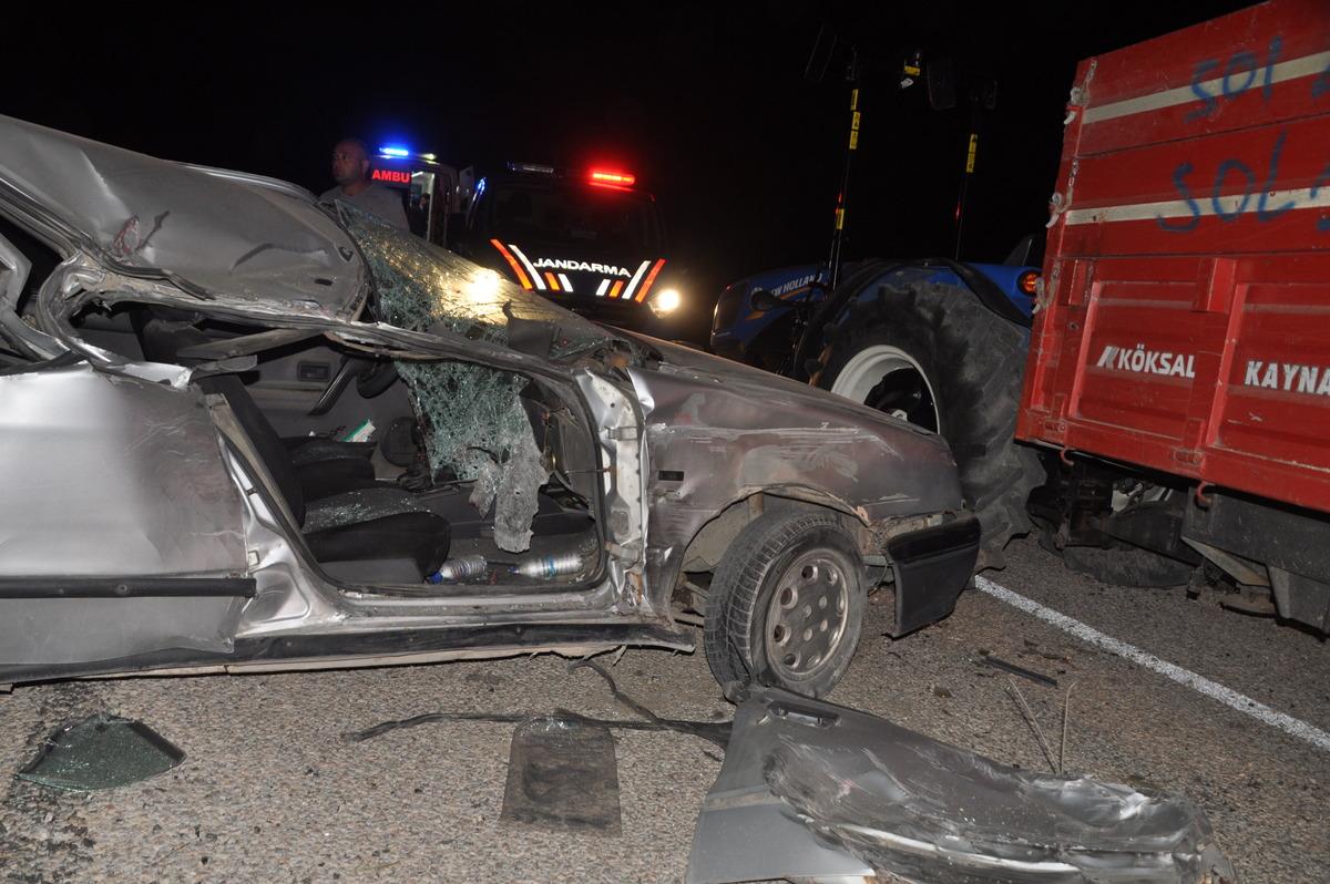 Bolu'da trakt&ouml;r&uuml;n r&ouml;morkuna &ccedil;arpan otomobildeki 2 kişi yaralandı