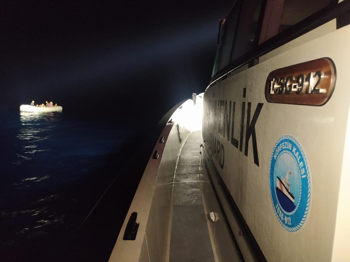İzmir'de geri itilen 259 d&uuml;zensiz g&ouml;&ccedil;men kurtarıldı, 14 g&ouml;&ccedil;men yakalandı