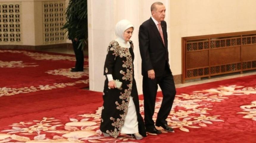 Emine Erdoğan elbisesi ile &Ccedil;in'e damga vurdu! İşte o &ccedil;ok konuşulan Emine Erdoğan elbisesi...