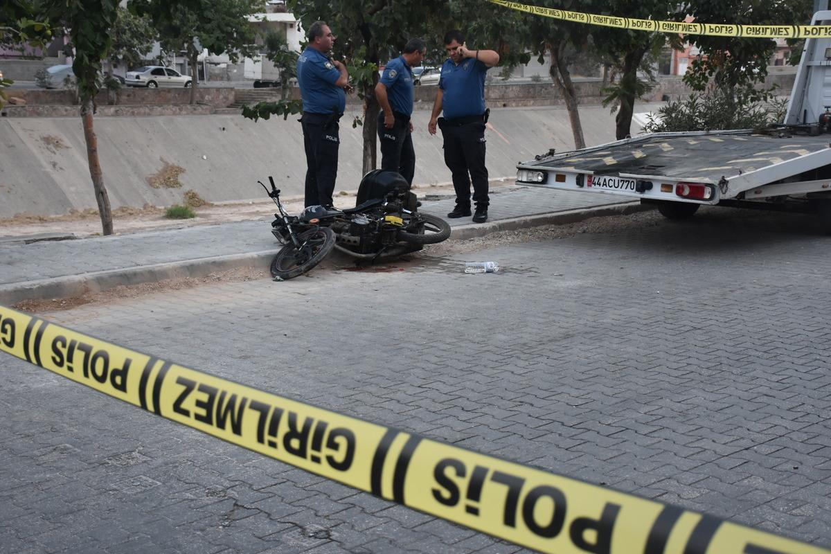 Adana'da silahlı saldırıda motosiklet s&uuml;r&uuml;c&uuml;s&uuml; &ouml;ld&uuml;