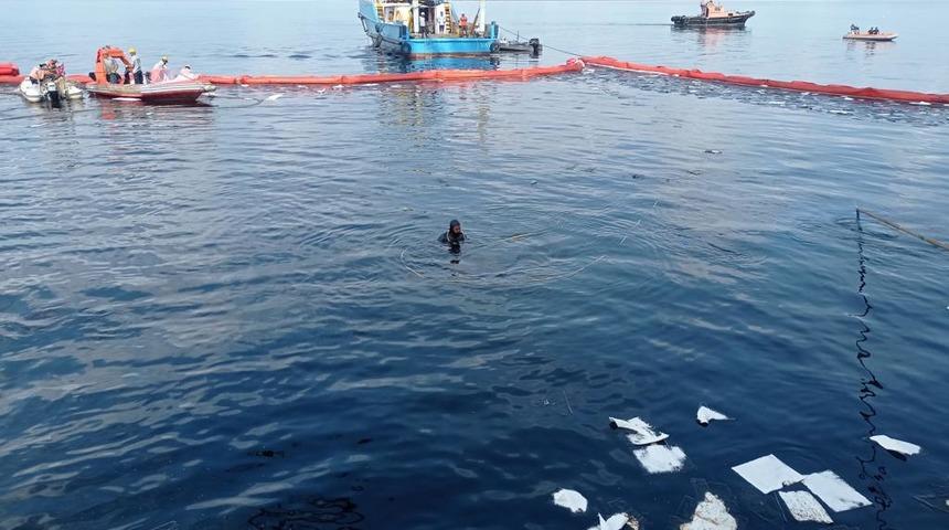 İskenderun Limanı'nda batan gemideki konteynerler denizden çıkarıldı