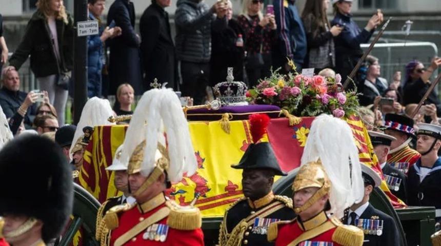 Cenaze törenini izlemek için bulduğu yol herkesi şaşkına çevirdi! 