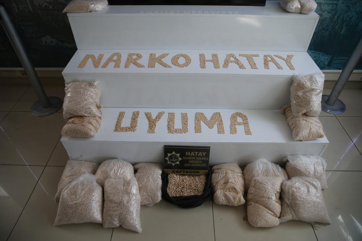 Hatay'da kovalamaca sonucu durdurulan ara&ccedil;ta 450 bin uyuşturucu hap ele ge&ccedil;irildi