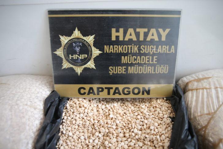 Hatay'da kovalamaca sonucu durdurulan araçta 450 bin uyuşturucu hap ele geçirildi G3