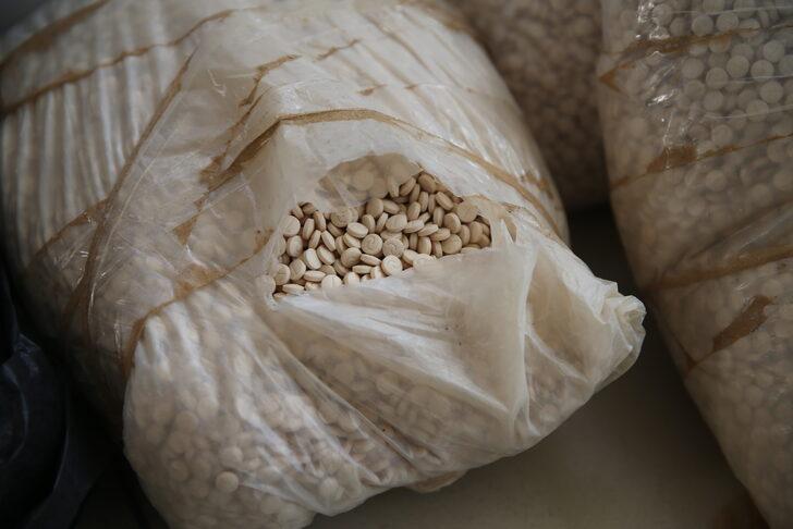 Hatay'da kovalamaca sonucu durdurulan araçta 450 bin uyuşturucu hap ele geçirildi G4