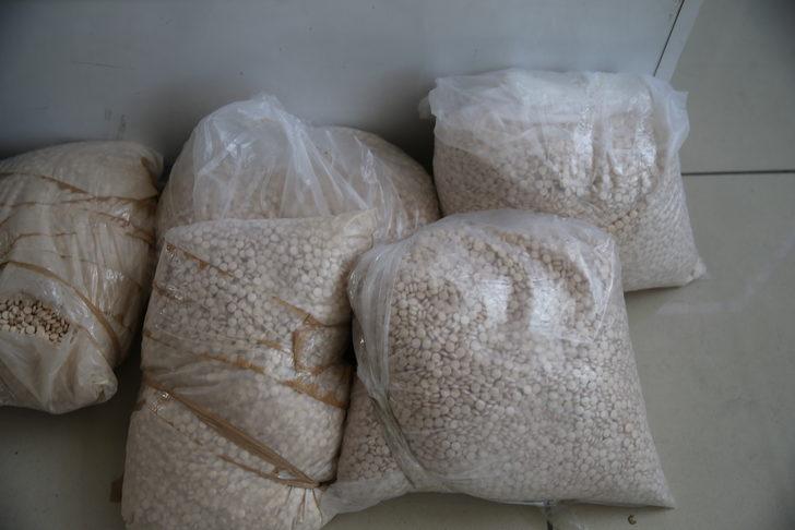 Hatay'da kovalamaca sonucu durdurulan araçta 450 bin uyuşturucu hap ele geçirildi G5