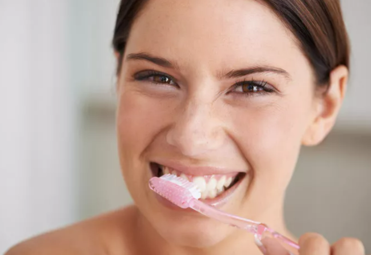 Dişlerimizi yıllardır yanlış fırçalıyormuşuz! Bu yöntem diş çürüklerini önlüyor, dişleri bembeyaz yapıyor