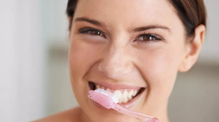 Dişlerimizi yıllardır yanlış fırçalıyormuşuz! Bu yöntem diş çürüklerini önlüyor, dişleri bembeyaz yapıyor
