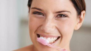 Dişlerimizi yıllardır yanlış fırçalıyormuşuz! Bu yöntem diş çürüklerini önlüyor, dişleri bembeyaz yapıyor