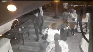 Binadan kopan beton parçaları kaldırımdakilerin üzerine düştü! Korku dolu anlar kamerada