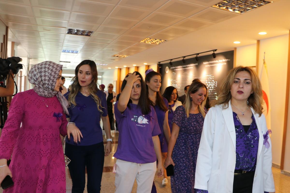 Doktor ve akademisyenler "kadın kanserlerine dikkati &ccedil;ekmek" i&ccedil;in mor giyindi
