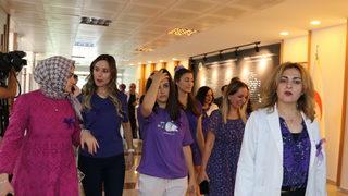 Doktor ve akademisyenler kadın kanserlerine dikkati çekmek için mor giyindi