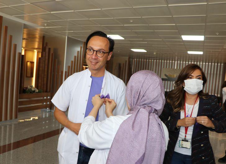 Doktor ve akademisyenler "kadın kanserlerine dikkati çekmek" için mor giyindi G2