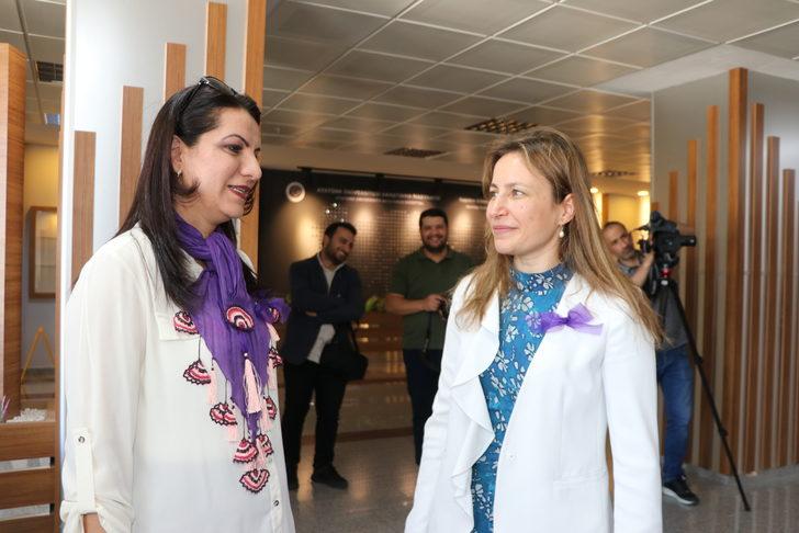 Doktor ve akademisyenler "kadın kanserlerine dikkati çekmek" için mor giyindi G3