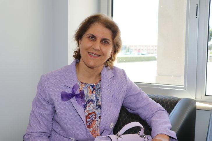 Doktor ve akademisyenler "kadın kanserlerine dikkati çekmek" için mor giyindi G4