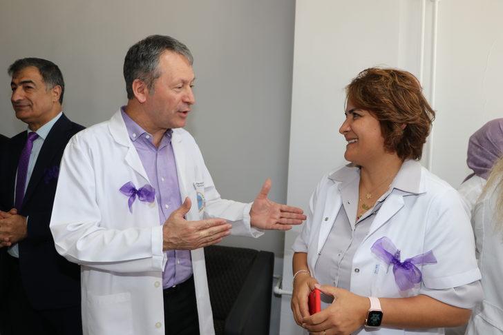 Doktor ve akademisyenler "kadın kanserlerine dikkati çekmek" için mor giyindi G5