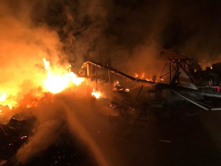 Erzurum'da kereste fabrikasında çıkan yangın söndürüldü G3