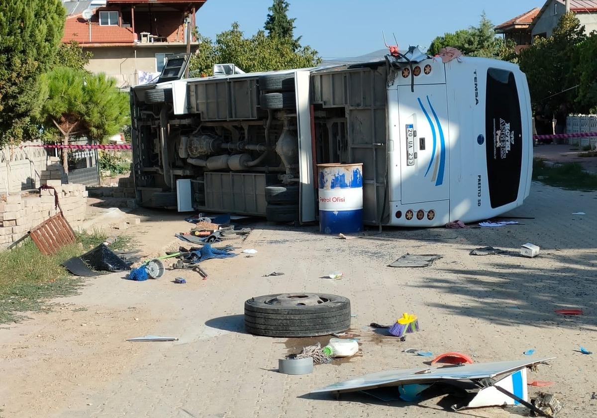 Denizli'de midib&uuml;sle tırın &ccedil;arpışması sonucu 17 iş&ccedil;i yaralandı