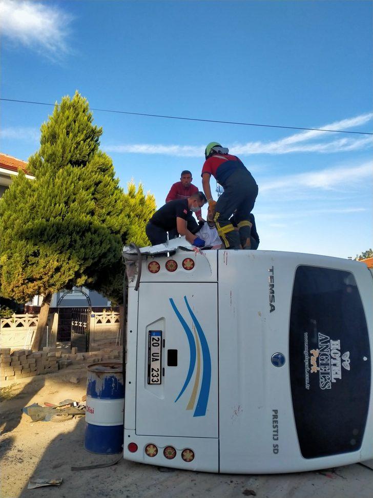 Denizli'de midibüsle tırın çarpışması sonucu 17 işçi yaralandı G2