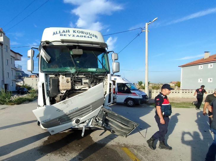 Denizli'de midibüsle tırın çarpışması sonucu 17 işçi yaralandı G3