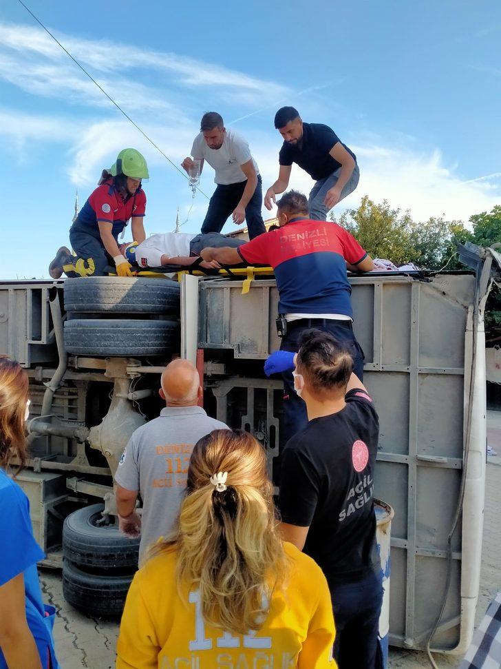 Denizli'de midibüsle tırın çarpışması sonucu 17 işçi yaralandı G5