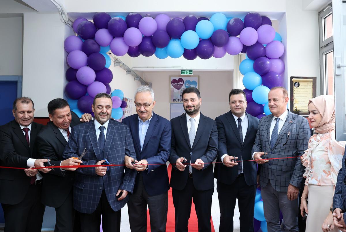 İzmir depreminde hayatını kaybeden Feryal ve &Ouml;mer kardeşlerin ismiyle k&uuml;t&uuml;phane a&ccedil;ıldı