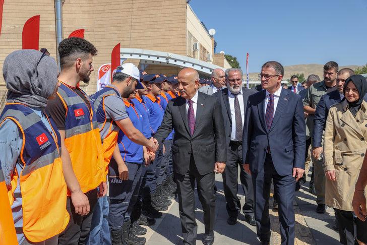 Tarım ve Orman Bakanı Kirişci "İyilik Treni"nin Van'dan Pakistan'a uğurlanması töreninde konuştu: G3