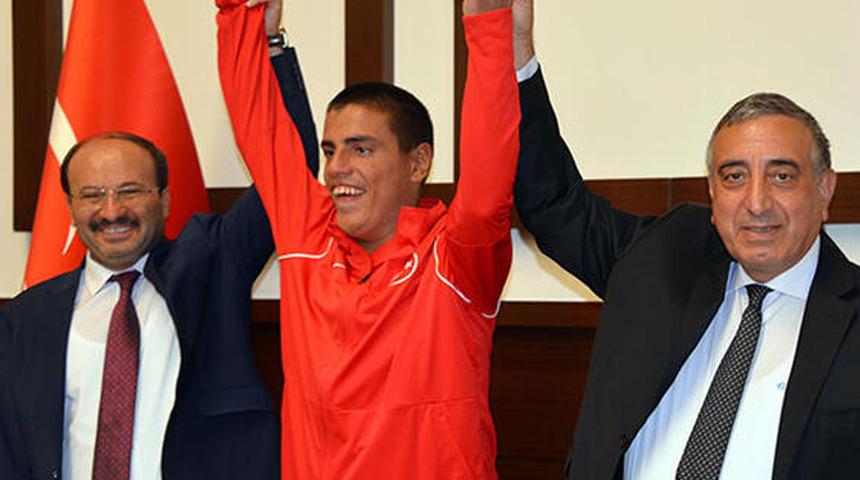 Otizmli Muhsin&rsquo;in &uuml;niversiteli olma sevinci