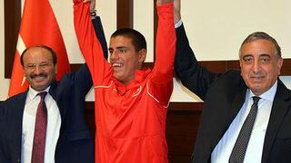 Otizmli Muhsin’in üniversiteli olma sevinci