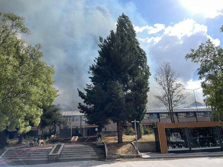 Atatürk Üniversitesinin yemekhanesinde çıkan yangına müdahale ediliyor G4