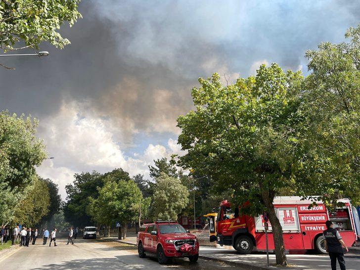 Atatürk Üniversitesinin yemekhanesinde çıkan yangına müdahale ediliyor G5