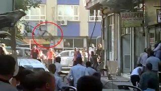 Barışmak için buluştular, ortalığı savaş alanına çevirdiler! Taşlı, sopalı, sandalyeli kavga kamerada