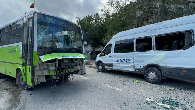 Kocaeli'de özel halk otobüsünün park halindeki minibüse çarptığı kazada 3 kişi yaralandı